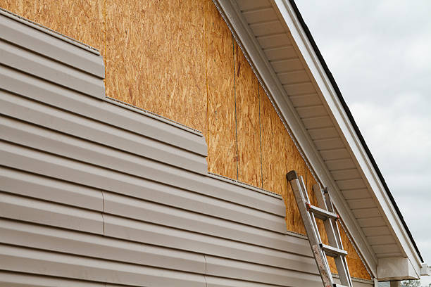 Professional Siding Repair technician working in Ashtabula, OH
